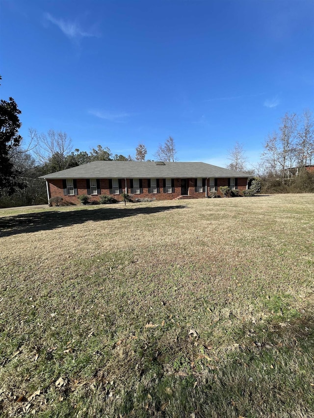 view of front facade featuring a front yard