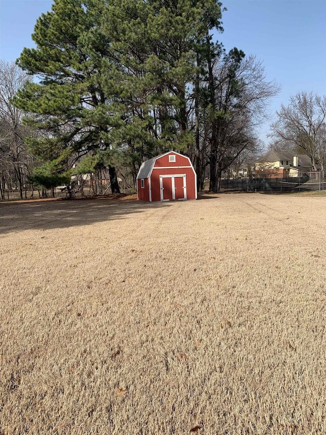 view of yard with a shed