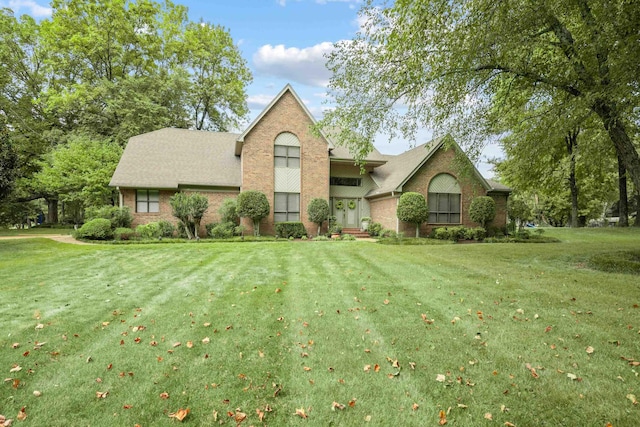 front of property with a front lawn