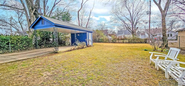 view of yard with an outbuilding