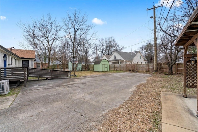 view of yard featuring a storage shed