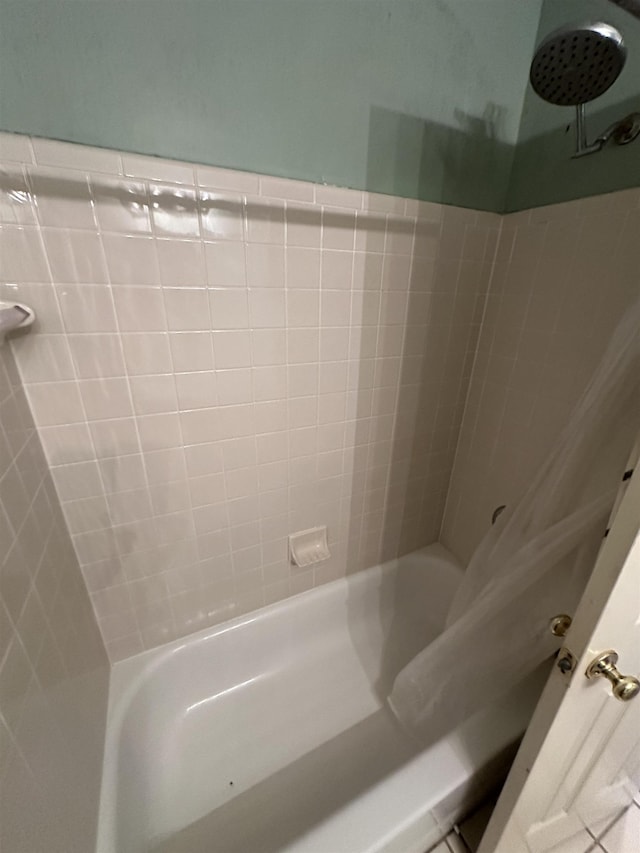 bathroom with shower / tub combo