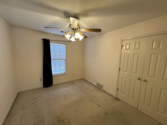 carpeted spare room featuring ceiling fan