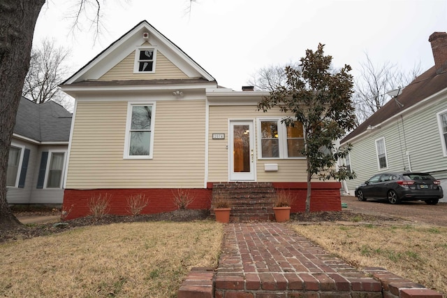 bungalow featuring a front lawn