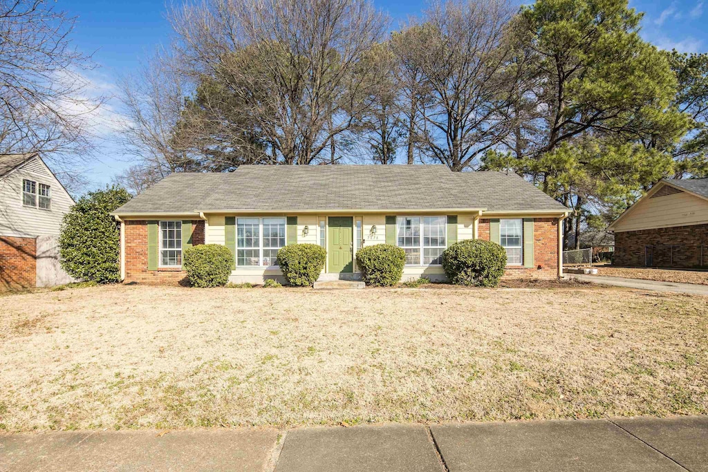 single story home featuring a front yard