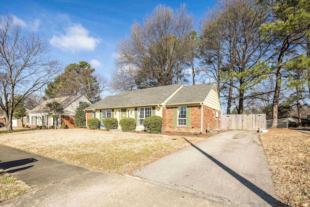 view of front facade featuring a front yard