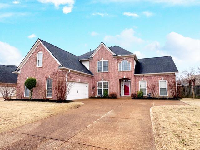 view of front facade with a garage and a front lawn