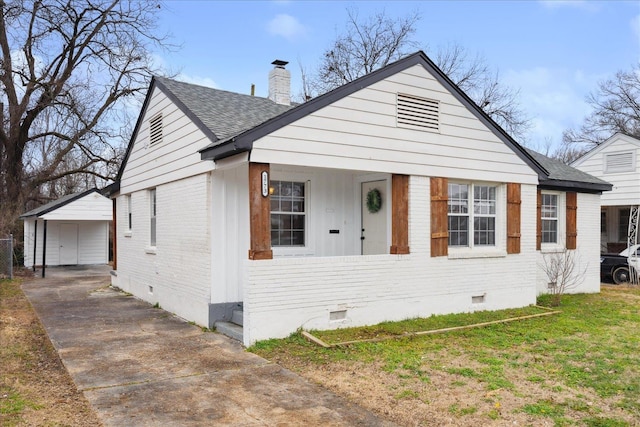 view of front of house with covered porch and a front lawn