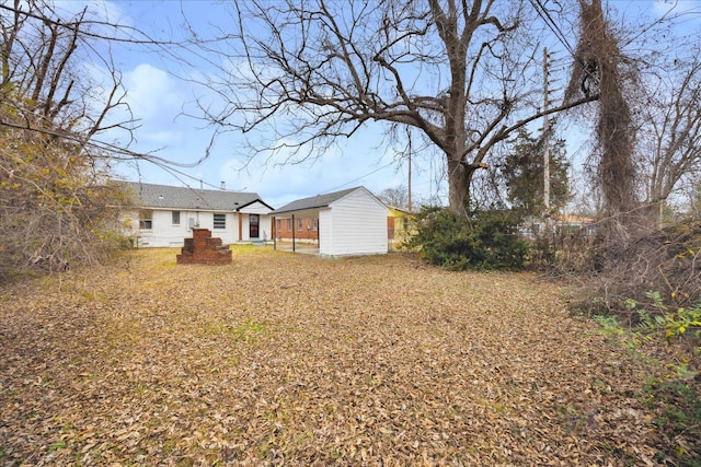 view of yard featuring an outbuilding