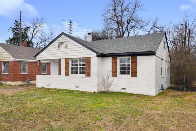 view of front of property featuring a front lawn