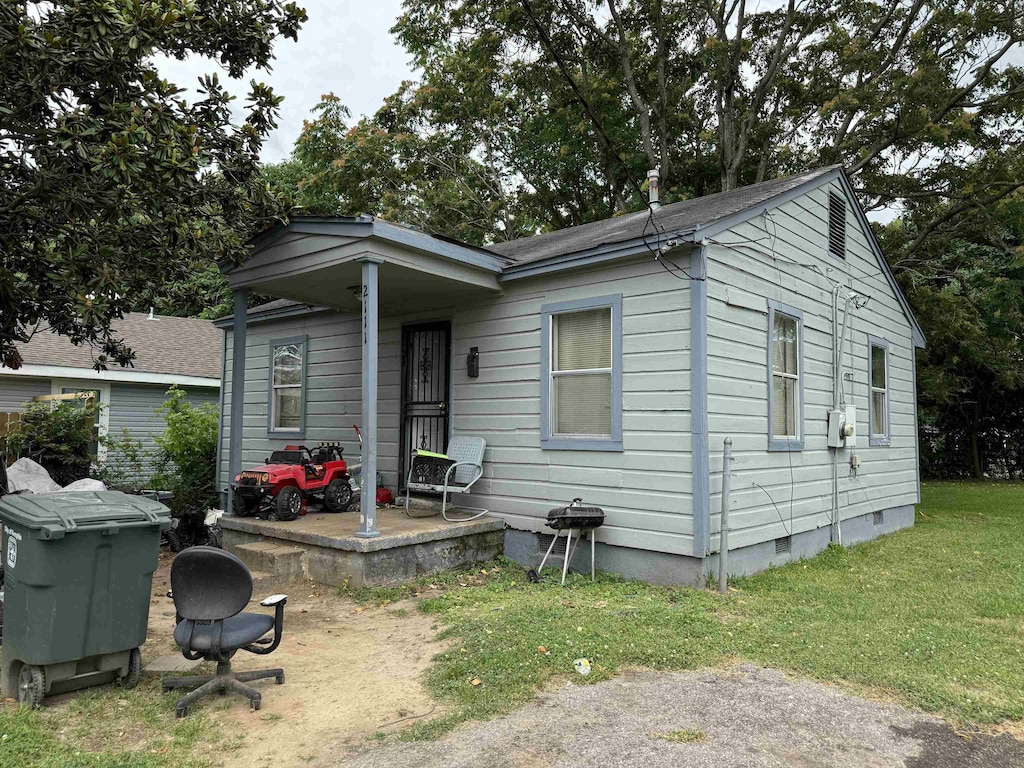 view of front facade featuring a front yard