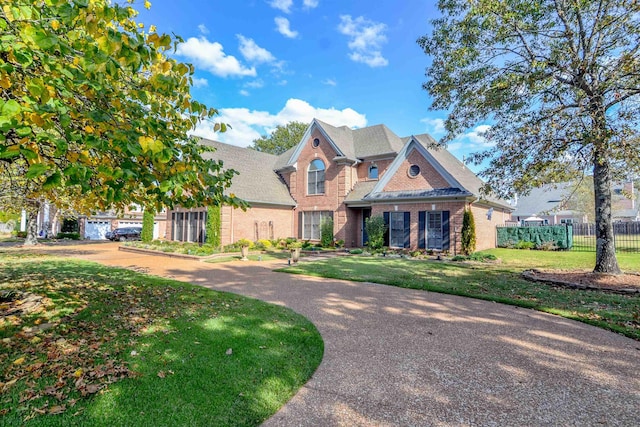 craftsman-style house featuring a front yard