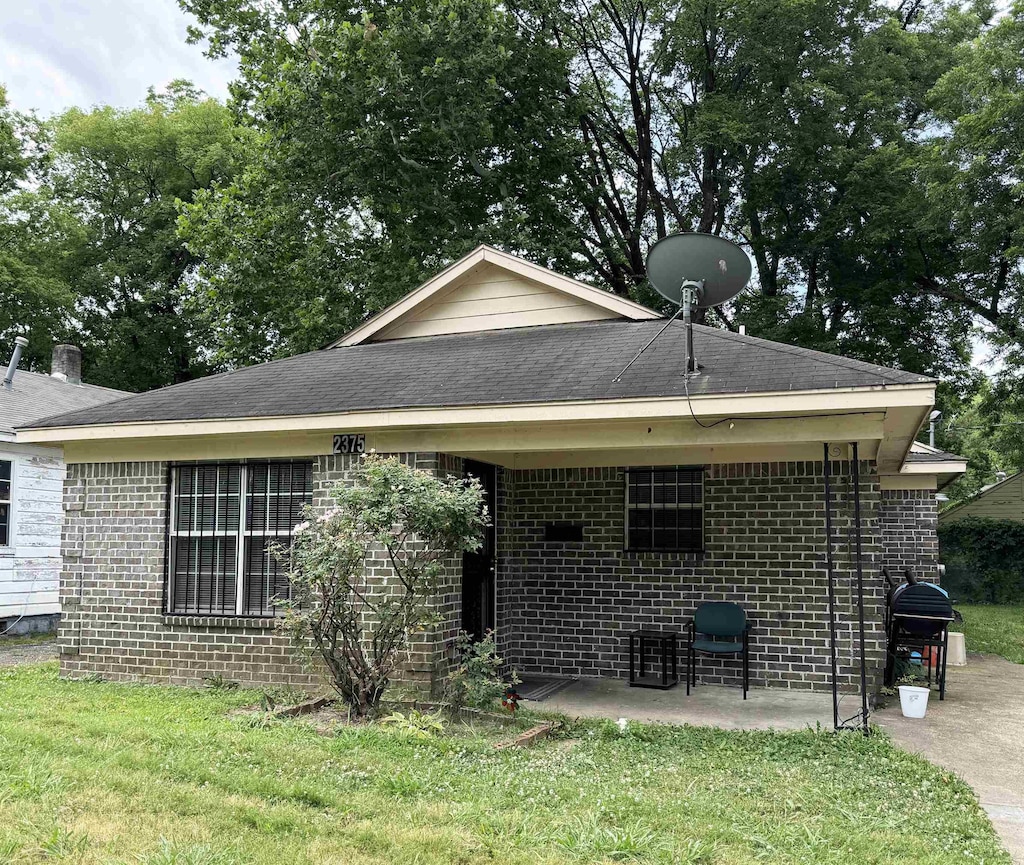 view of front facade featuring a patio area and a front yard