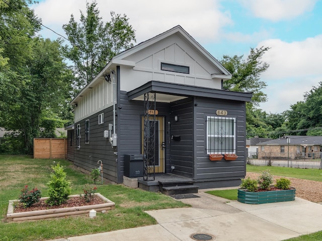 view of front facade with a front yard