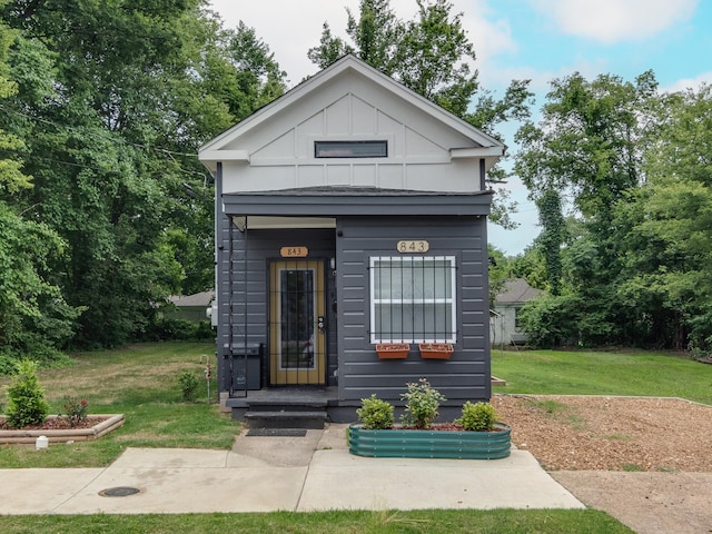 view of front of home featuring a front yard