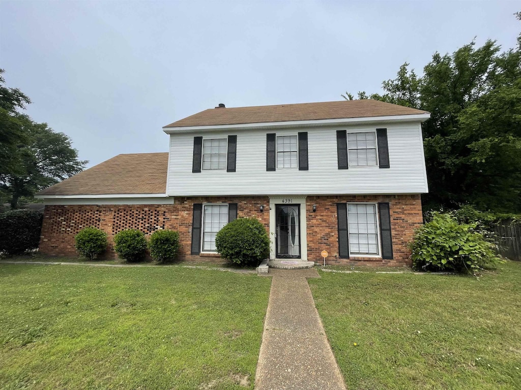 view of front of house featuring a front lawn