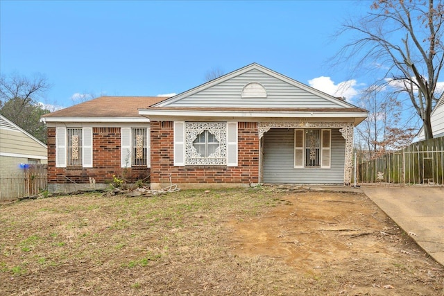 bungalow featuring a front lawn