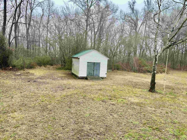 view of outdoor structure with a yard