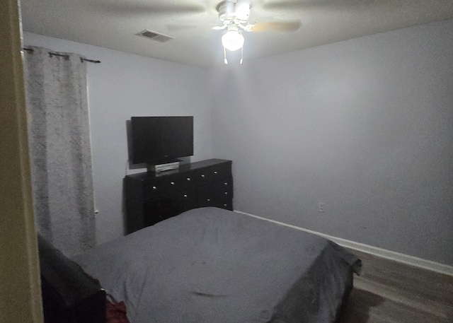 bedroom featuring ceiling fan