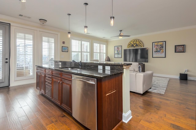 kitchen with sink, crown molding, dishwasher, and a center island with sink