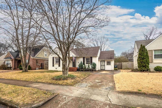 view of front of property featuring a front yard