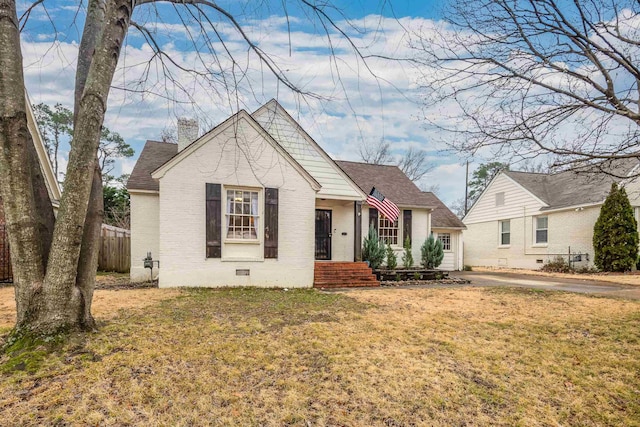 view of front of property with a front yard