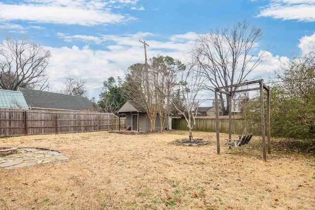 view of yard with a storage unit