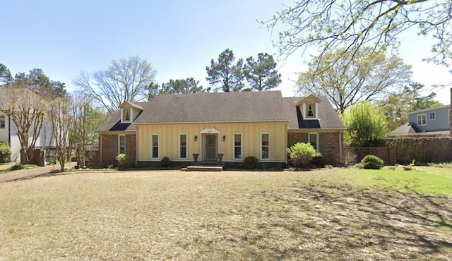 view of front of home with a front lawn