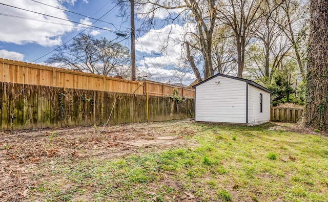 view of yard featuring a shed