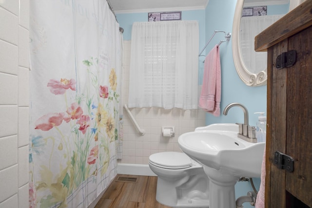 bathroom featuring a shower with curtain, hardwood / wood-style floors, crown molding, and toilet