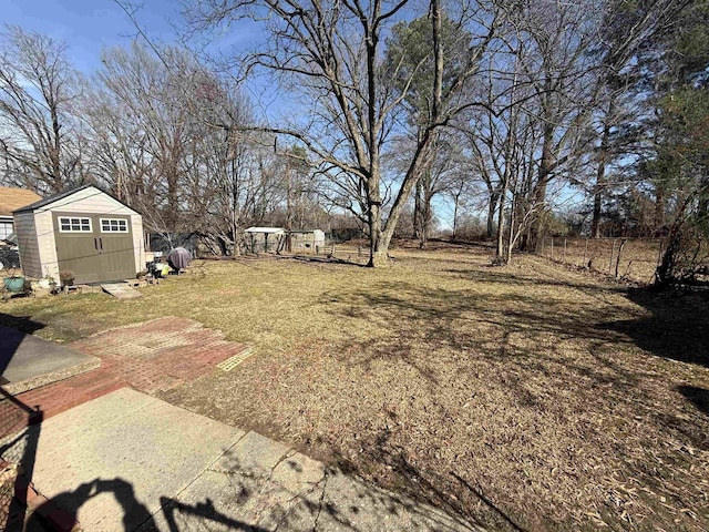 view of yard featuring a storage unit