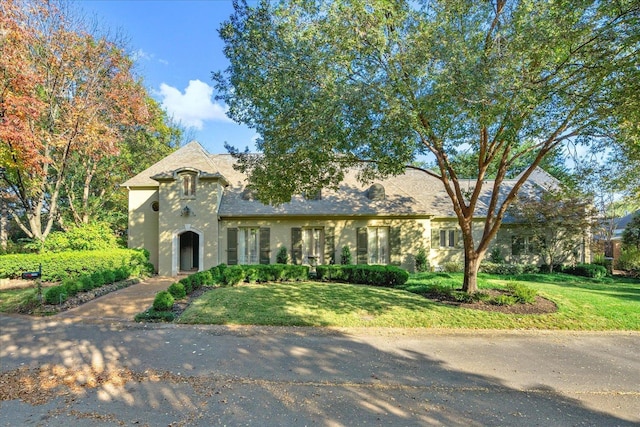 view of front facade with a front lawn