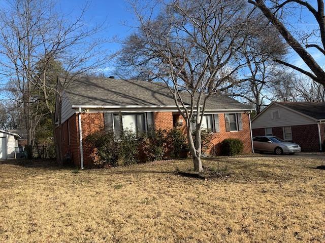 single story home with a front lawn