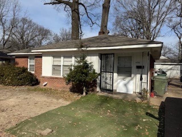 view of front of home with a front lawn