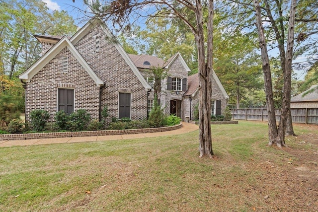 view of front of home featuring a front yard