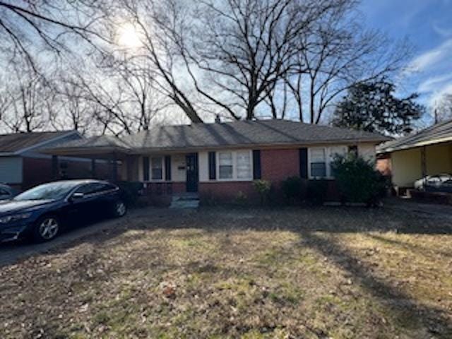 single story home with a front lawn