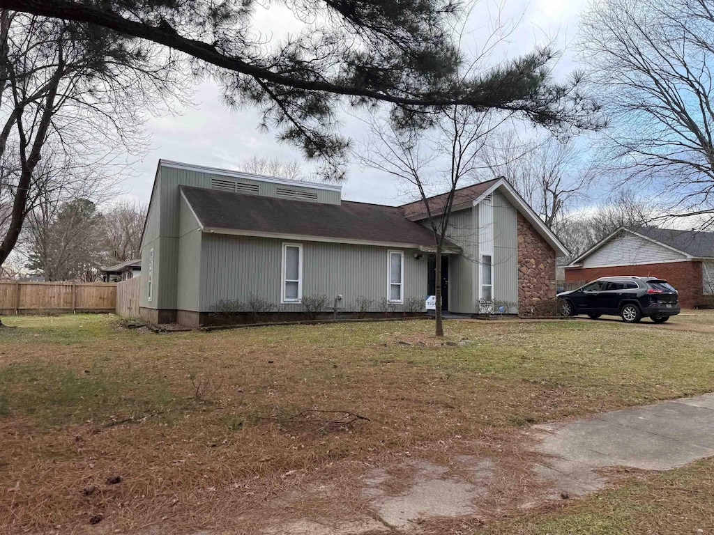 ranch-style home featuring a front yard