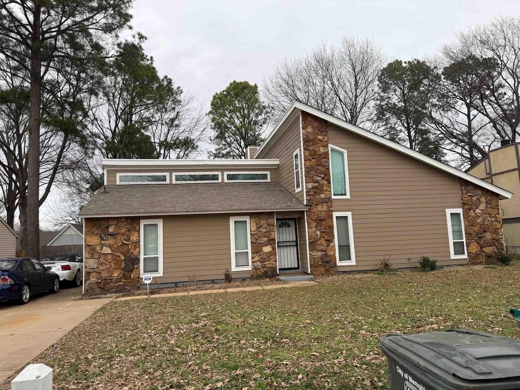 view of front of property featuring a front yard