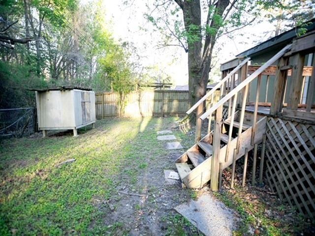 view of yard featuring an outbuilding