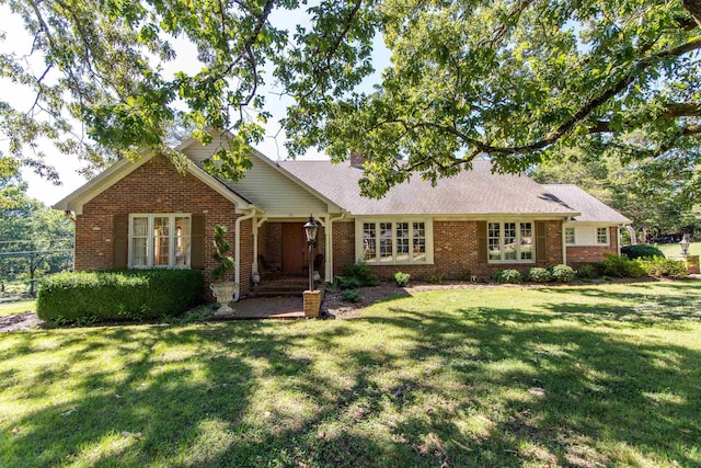 view of front of home featuring a front yard