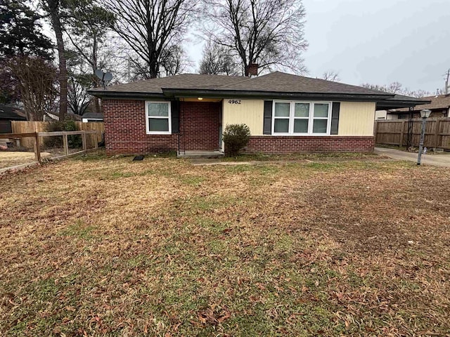 view of front facade featuring a front yard