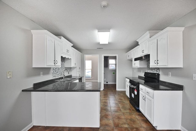 kitchen featuring sink, a textured ceiling, black / electric stove, kitchen peninsula, and white cabinets