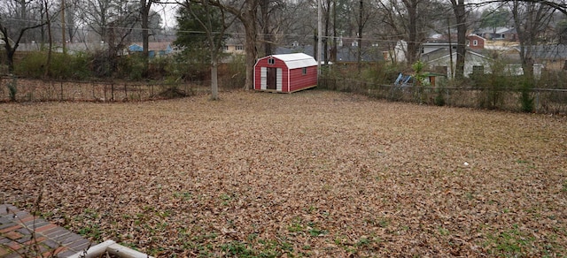 view of yard featuring a storage shed