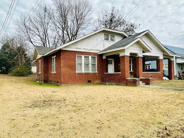 view of front of property featuring a front lawn