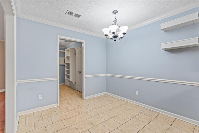 tiled spare room with crown molding, a notable chandelier, and a textured ceiling