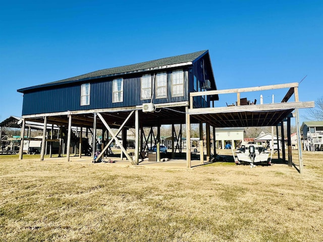 view of front facade featuring a front lawn