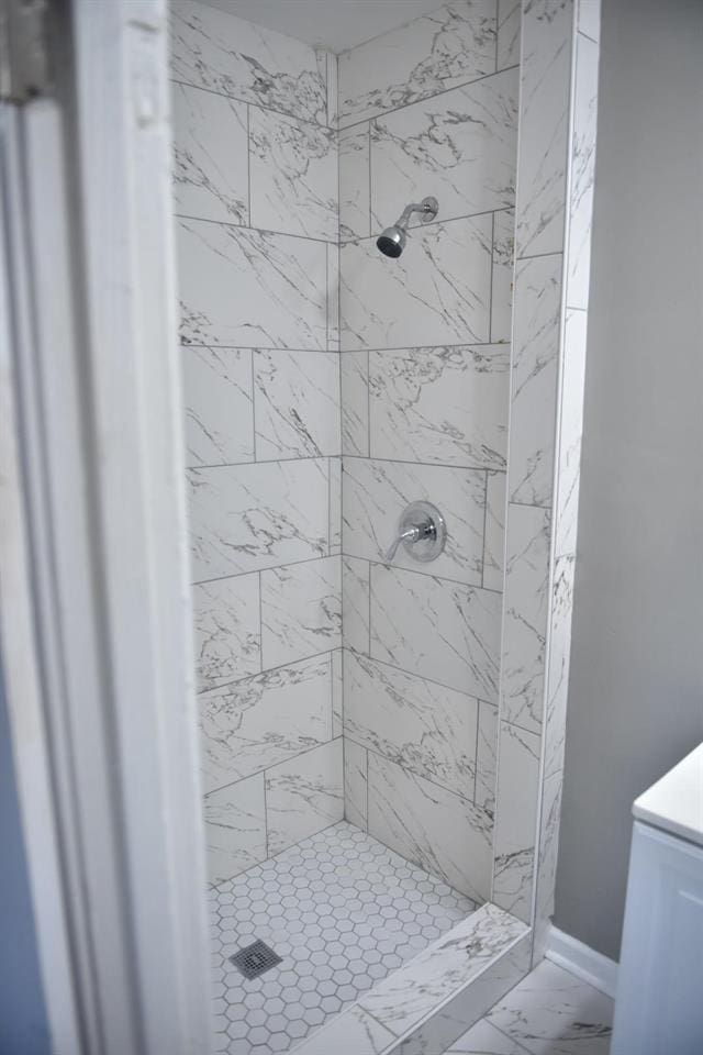 bathroom featuring tiled shower