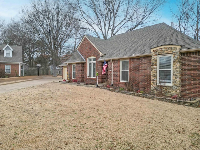 view of front facade featuring a front lawn