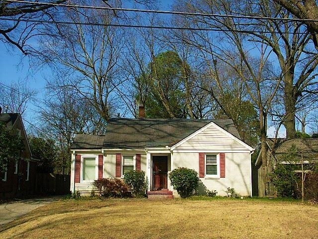 view of front of property featuring a front lawn