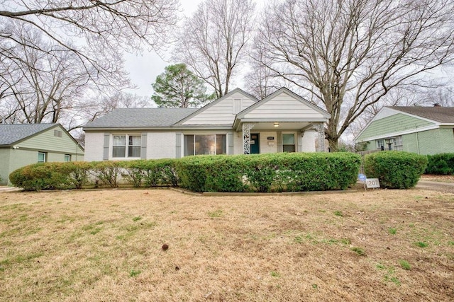 view of front of property with a front yard